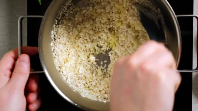 Fres den finhakkede løken, steinsoppen og timian i olje i 2 minutter i en tykkbunnet kjele.