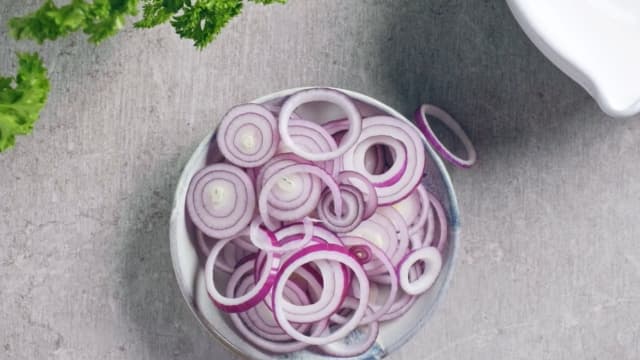 Skjær rødløken i tynne skiver.