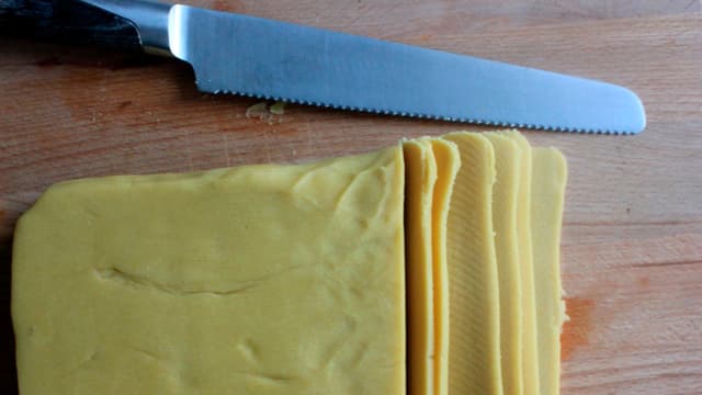 Når paideigen har hvilt lenge nok i kjøleskap kan du finne frem paiformen/paiformene. Spray litt formfett i paiformen.