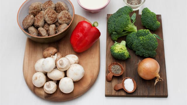 Finn frem ingrediensene og stek kjøttkakene i en stekepanne dersom de ikke allerede er stekt. Husk å snu dem flere ganger underveis.