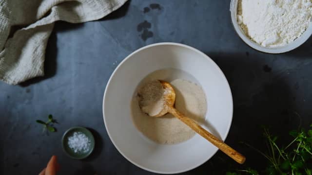 **Bao buns:** Rør sammen vann, gjær og sukker i en bolle. Dekk til bollen og la stå på benken i 10 minutter.