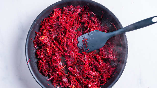 Stek grønnsakene i olje i en stekepanne i ca. 5 minutter, eller til grønnsakene er mye og slipper væske. Hell av væsken.