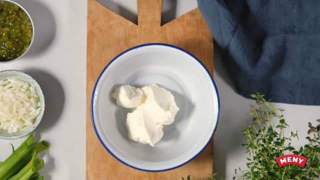 Visp sammen egg og creme fraiche, krydre lett med salt og kvernet pepper (litt revet muskat er også godt).