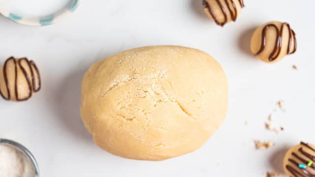 Bland eggehvite sammen med melis og mandelmel i en bolle og kna godt sammen til du har en fast klump med marsipan. Du kan gjøre dette for hånd, eller bruke kjøkkenmaskin.