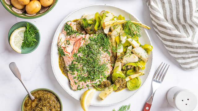 Server laksen sammen med bakte rotgrønnsaker, poteter og chimichurri.