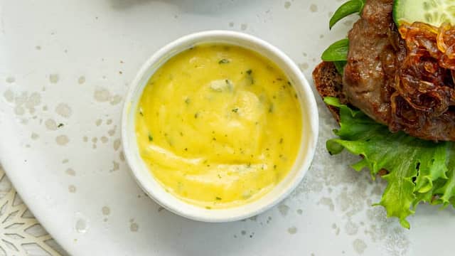 Oppskrift på [Béarnaisesaus](recipe:52e75288-b5f5-45ab-9bec-3452175f9537).