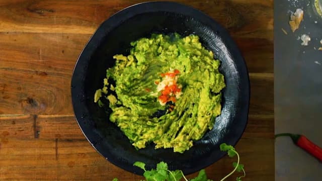 Ha i presset lime og salt etter smak, og mos avokadoen med en gaffel. Bland godt sammen.