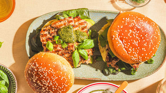 Topp med pesto og vårløk og legg på toppen av burgerbrødet. Nyt kyllingburgeren med grillet søtpotet, fries eller grillede grønnsaker.