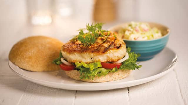 Fiskeburger og coleslaw