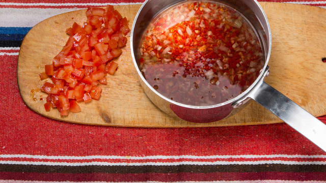 Tilsett tomatkjøttet og smak til med salt og pepper (eventuelt tørket chili for autentisk og sterk chilismak).