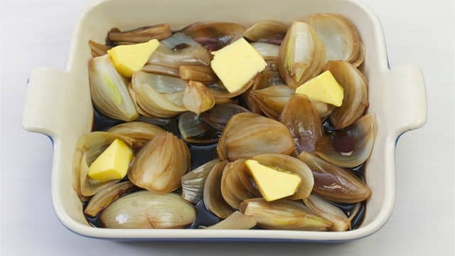 Rens og del løken i grove biter. Kok løken i vann i ca. 10 min, hell av vannet og ha løken over i en ildfast form med balsamicoeddik og smør. Stek i ovnen på 225 °C i ca. 10 min.