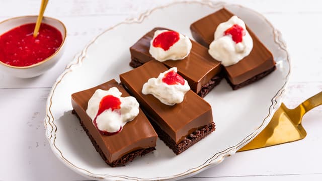 Brownies med sjokoladepudding og jordbærcoulis