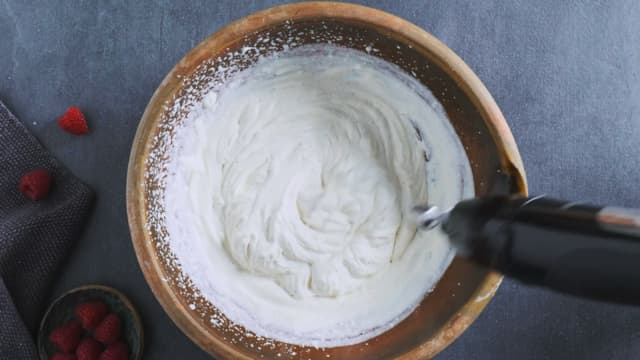 **Montering:** Pisk kremfløten uten sukker. Bland vaniljekrem inn med halvparten av den piskede kremen.