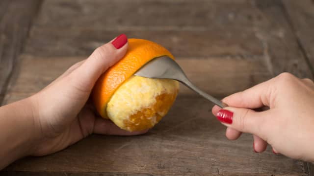 Skjær toppen av klementinene. Hul dem ut og ta vare på fruktkjøttet.