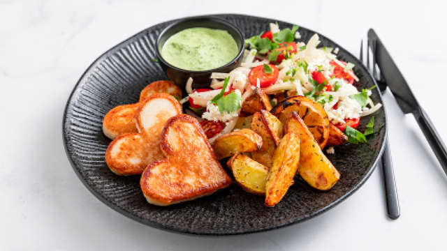 Hjertefiskekaker med tomat- og løksalat, urtedressing og kløftepoteter