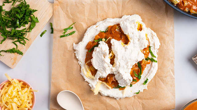 Legg ønsket fyll og revet ost på midten av hver sirkel. Ha litt deig på toppen av fyllen.