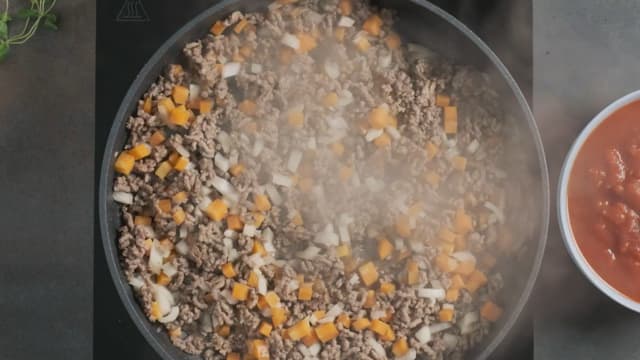 **Kjøttsaus:** Brun kjøttdeigen i rapsolje i 3 minutter. Ha i løk, gulrøtter og hvitløk. La frese i ytterligere 3 minutter.