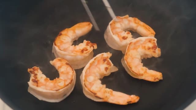 Grill kongerekene på direkte varme i 1 minutt på hver side til de er gylne, røde og faste.