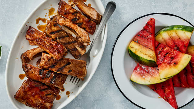 Spareribs med grillet vannmelon og BBQ-marinerte småpoteter