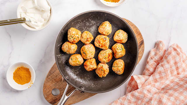 Smelt litt smør i en stekepanne, eller varm opp litt olje. Stek kyllingkjøttbollene til de er gjennomstekte og gylne på alle sider.