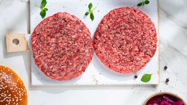 Stek burgerne på grillen, i stekepanne eller på 180 grader i ovnen til de er gjennomvarme. Dette tar ca. 12 minutter. Varm hamburgerbrødene sammen med baconburgerne de siste 2 minuttene.