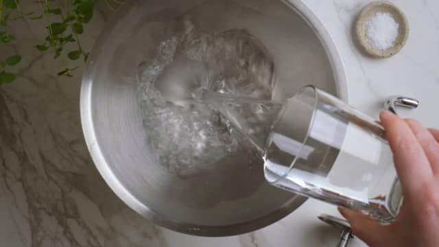 **Pizzadeig:** Hell vannet i bakebollen og tilsett flaksalt. Rør ut til saltet er helt løst opp.