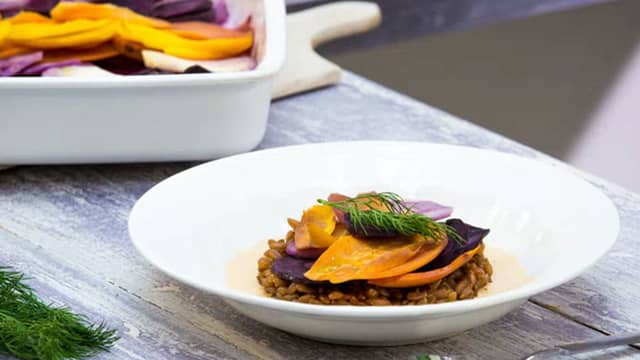 Skrell og finhakk sjalottløk. Varm oljen i en kjele over lav varme. Ha i sjalottløk og fres under omrøring til løken er blank.