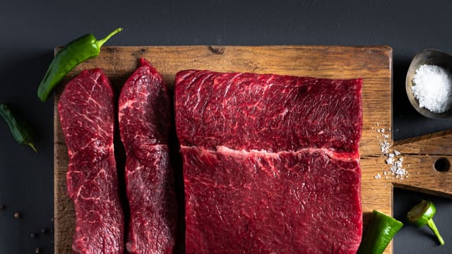 **Biff:** Temperer kjøttet i minst 30-45 minutter i romtemperatur før grilling. Rut fettet slik du gjør med svoren på ribba. Krydre fileten godt med salt og pepper.