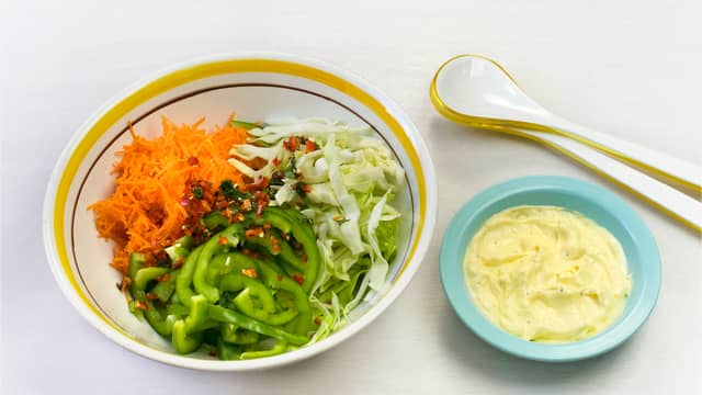 Finhakk koriander og chili, finsnitt kål og paprika og riv gulrot. Bland med majones og limesaft og smak til med salt.