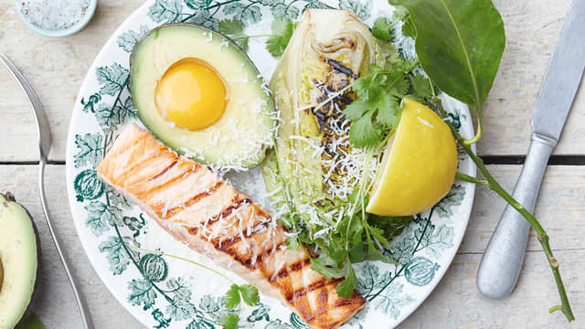 Laks med grillet salat
