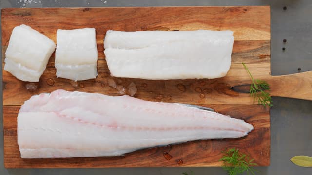 **Persetorsk:** Bland sammen salt og sukker. Skjær torsken i porsjonsstykker og gni fiskestykkene godt inn med saltblandingen.