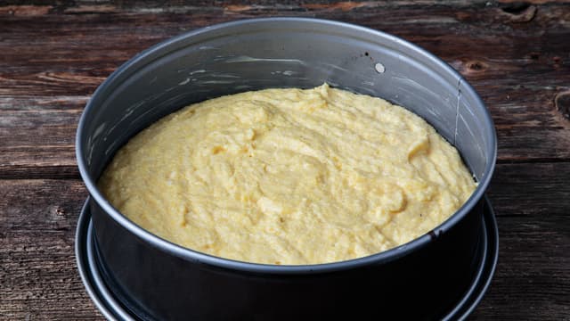 Smør en springform på 23 cm og hell i røren.