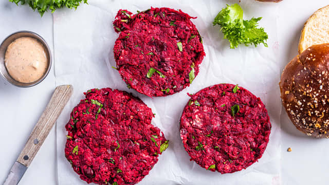 Stek rødbetburgerne i olje i en stekepanne i ca. 4 minutter på hver side.