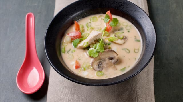 Smak til med salt og pepper, dryss over koriander og server.