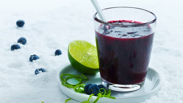 Blåbærsuppe med limeskall