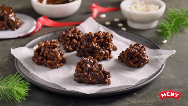 La blandingen hvile 5 minutter før du venter ingrediensene igjen og sett risbollene direkte på bakepapir med to teskjeer, evt spiseskjeer hvis du vil ha større risboller.
Oppbevares i kjøleskap frem til servering.