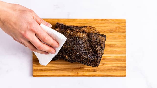 Ta kjøttet ut av posen og tørk av overflødig væske slik at kjøttet brunes bedre. Grill eller stek kjøttet på alle sider i ca. 10 minutter, til det har fått en fin stekeskorpe.