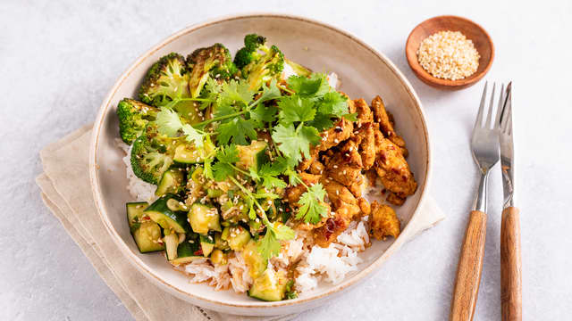 Bowl med BBQ-marinert svinekjøtt og smasha agurksalat