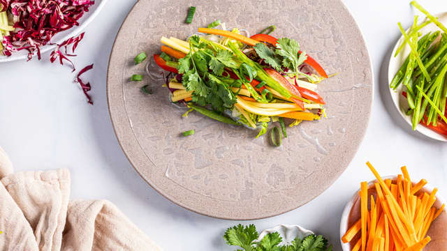 Legg rispannekaken på en fjøl og fyll den med frisesalat, mango, paprika, cashewnøtter, rødkål, koriander, aprikos, vårløk og kylling.