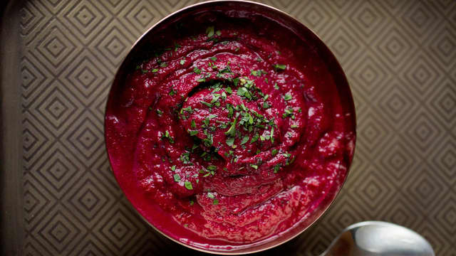 Hell alt over i en hurtigmikser og kjør det til en jevn puré. Smak til med salt og pepper.