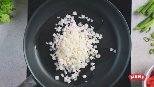 Ha olje i en medium varm stekepanne og ha i løk, sopp og hvitløk. Stek i ca. 3 minutter mens du rører.