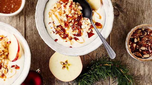 Riskrem med salt karamell, krokan og epletopping