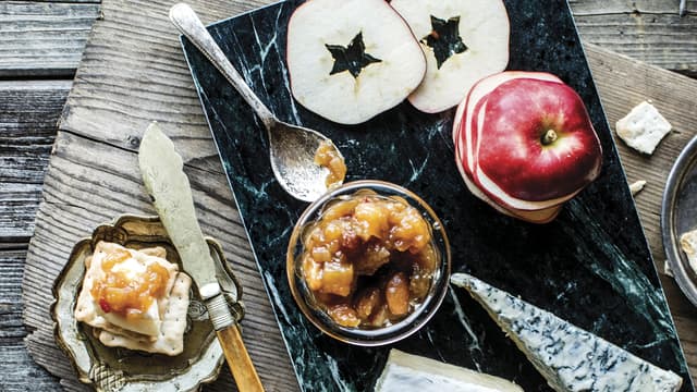 Bland alt i en tykkbunnet kasserolle. La chutneyen koke i ca. 1 time over middels varme, til det meste av væsken har fordampet.