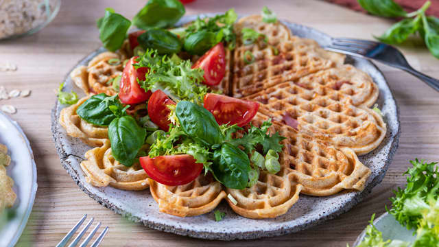 Husk å skru av vaffeljernet når du er ferdig med alle vaflene. Og kos deg med vaflene!