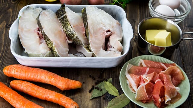 **Hollandaise:** Smelt smøret på svak varme i en kasserolle. Hell forsiktig det klarnede smøret over i en skål, og kast det hvite bunnfallet som ligger igjen til slutt i kasserollen.