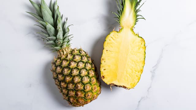 Del og kutt ananas i store terninger.