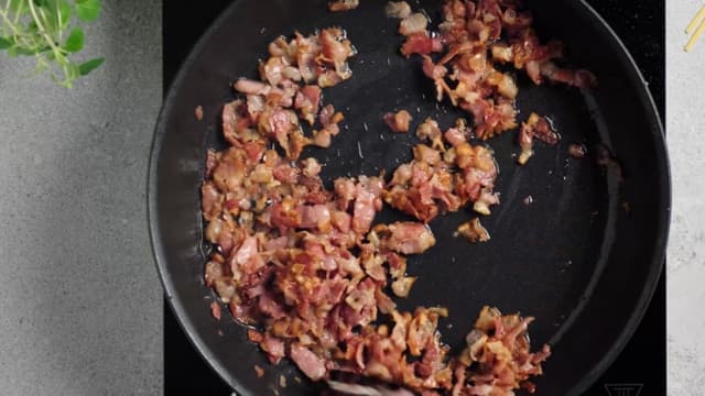 Stek baconet sprøtt en tørr panne.