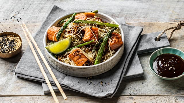 Kok nudlene etter anvisningen på pakken. Hell av vannet og damp dem tørre.