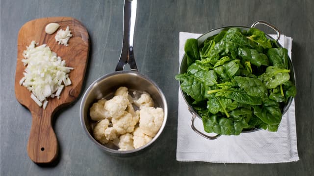 Del blomkål i små buketter og kok dem møre i vann, ca. 5 min.