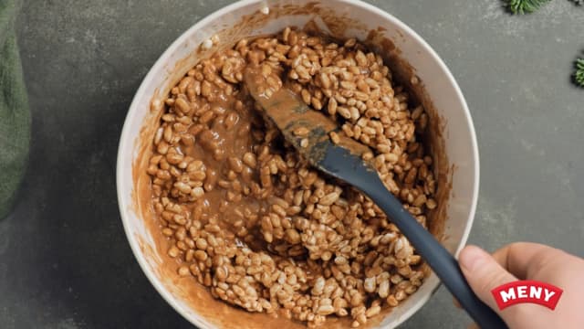 Rør inn alle ingrediensene før du rører inn puffet ris.